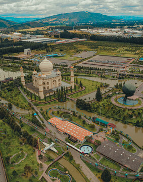 Vista a&eacute;rea del municipio de Brice&ntilde;o, donde se localizan parques y atracciones tur&iacute;sticas
