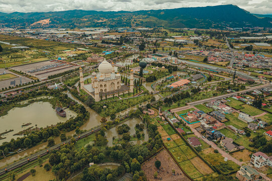 Vista a&eacute;rea del municipio de Brice&ntilde;o, donde se localizan parques y atracciones tur&iacute;sticas