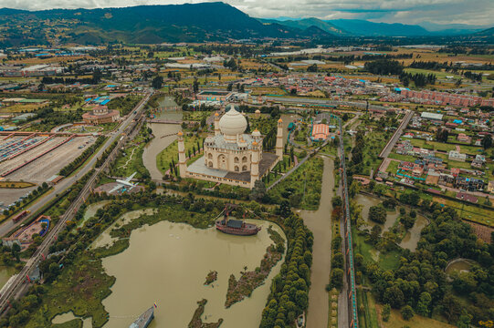 Vista a&eacute;rea del municipio de Brice&ntilde;o, donde se localizan parques y atracciones tur&iacute;sticas