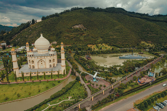 Vista a&eacute;rea del municipio de Brice&ntilde;o, donde se localizan parques y atracciones tur&iacute;sticas