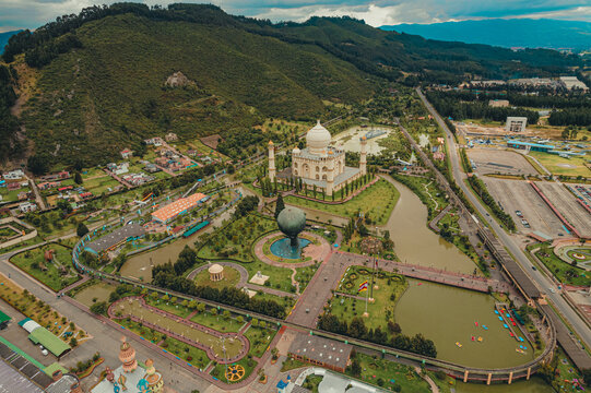 Vista a&eacute;rea del municipio de Brice&ntilde;o, donde se localizan parques y atracciones tur&iacute;sticas