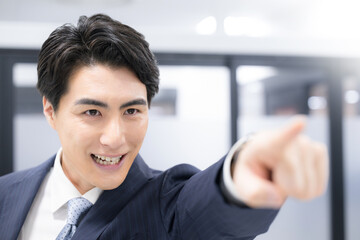 目標や成功、合格などを指を差すスーツを着た男性のビジネスシーン 未来や希望などのイメージ