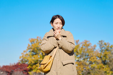 外で凍えるミドルエイジの女性