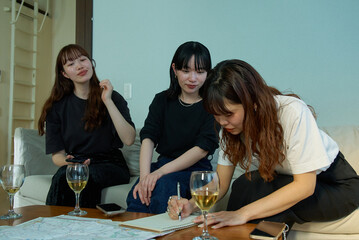 Fototapeta premium 地図を見ながら会話する女性たち