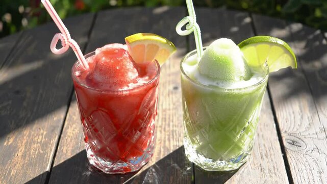 Dos Granizados Frutales Refrescantes: Fresa y Lim&oacute;n en un D&iacute;a Soleado