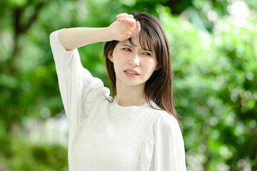 暑がる女性