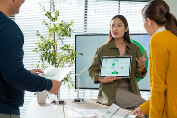 business team discussion reusable product in office,start up eco-friendly business,environmental protection,sustainable business model,ESG strategy,sustainability,team meeting,ESG Report concept