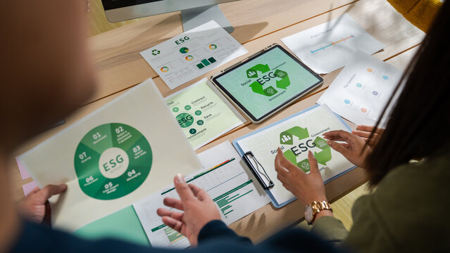 business team discussion reusable product in office,start up eco-friendly business,environmental protection,sustainable business model,ESG strategy,sustainability,team meeting,ESG Report concept