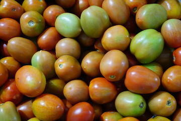 a pile of tomato in the basket