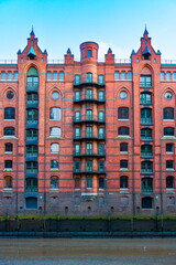 Teil eines historischen Gebäudes der Speicherstadt in Hamburg am Tage, vertikal
