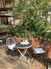 Gemütlicher Sitzplatz auf Terrasse am Restaurant der Altstadt von Verden an der Aller