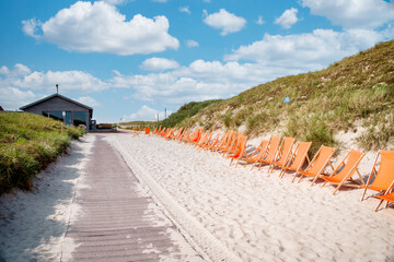 Liegestühle auf dem Weg zur Weissen Düne, Insel, Norderney, Niedersachsen, Deutschland