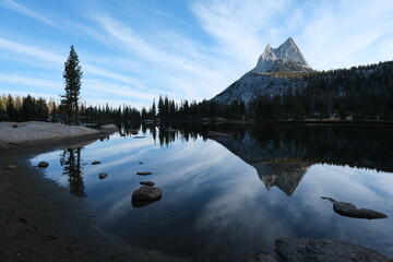 ジョンミューアトレイルの絶景。カテドラル湖とカテドラル・ピーク(Cathedral Peak)