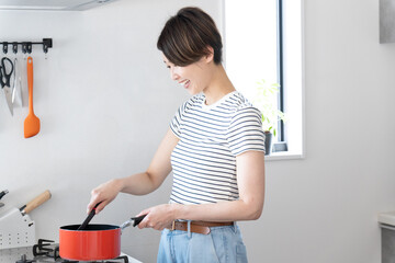 キッチンで料理をする女性
