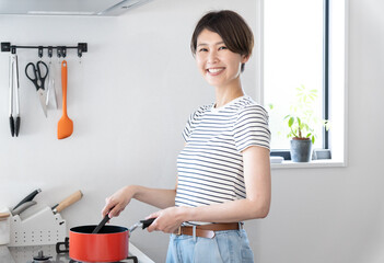 キッチンで料理をする女性