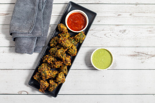 Palak ke pakore are crispy, deep-fried spinach fritters made with besan, spices, and fresh spinach leaves, served hot with chutney or tea.
