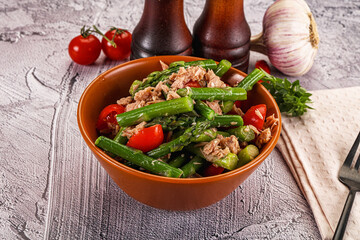 Canned tuna with asparagus salad