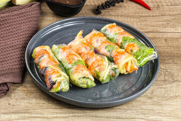 Vietnamese spring roll with prawn and mango