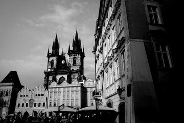 Kirche in Prag. Schwarzweißfoto aus Prag, Tschechien, Architektur
