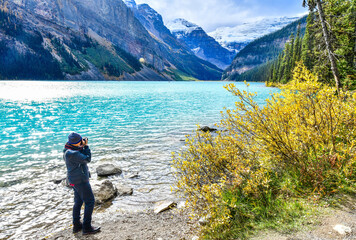 Naklejka premium Beautiful autumn views of iconic Lake Louise in Banff National Park, Alberta, Canada