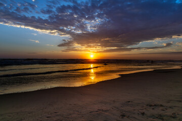 Obraz premium Sun setting over the Pacific Ocean from Mission Beach in San Diego, California, USA taken on June 1, 2025