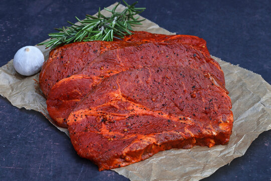 Marinierte Schweinesteak vom Nacken.
