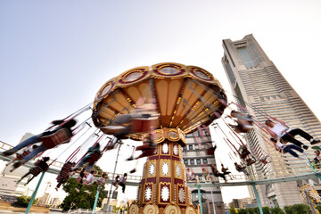 よこはまコスモワールドで遊ぶファミリーたち