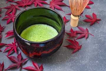 日本の茶道　茶碗と抹茶と茶筅　日本の秋のイメージで コピースペースあり　
Japanese tea ceremony　(Chado) : Tea bowl, matcha  (green tea)　and tea whisk, with the image of autumn in Japan, copy space available