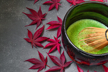 日本の茶道　茶碗と抹茶と茶筅　日本の秋のイメージで コピースペースあり　
Japanese tea ceremony　(Chado) : Tea bowl, matcha  (green tea)　and tea whisk, with the image of autumn in Japan, copy space available