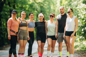 Obraz premium Posing, looking forward. Group of runners are together outdoors