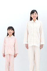 パジャマ姿の母親と娘