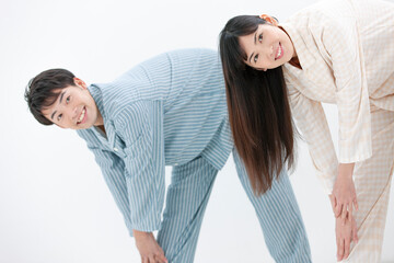 パジャマ姿で体操する夫婦