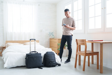 ホテルでスマホを使う外国人観光客