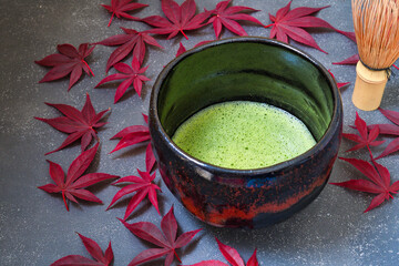 日本の茶道　茶碗と抹茶と茶筅　日本の秋のイメージで　　
Japanese tea ceremony　(Chado) : Tea bowl, matcha  (green tea)　and tea whisk, with the image of autumn in Japan