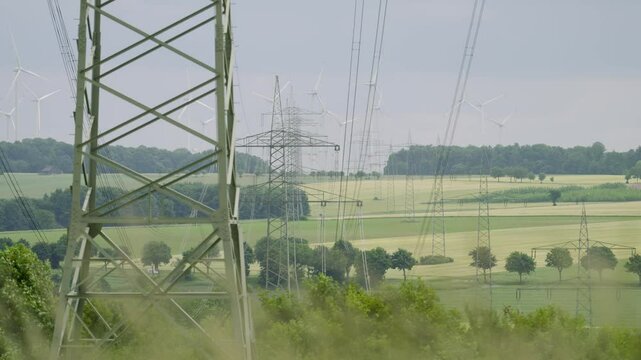 Stromtrassen und Windr&auml;der in l&auml;ndlicher Landschaft &ndash; Energiewende in Deutschland