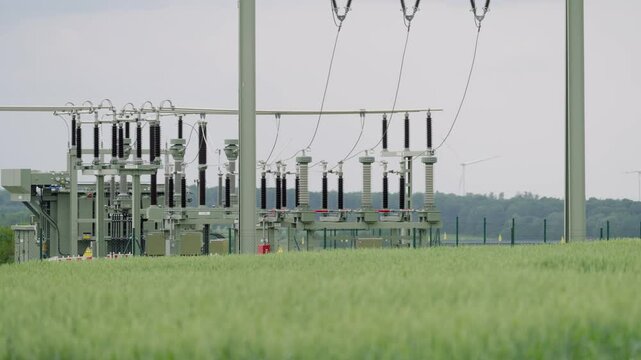 Umspannwerk mit Windr&auml;dern und Stromleitungen in l&auml;ndlicher Landschaft &ndash; Energieinfrastruktur in Deutschland