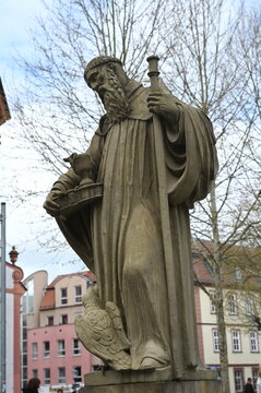 Statue auf dem Borgiasplatz
