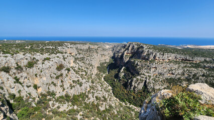Nestled behind Kızkalesi (Korykos), the strategic Şeytandere valley reveals Roman roads, Adamkayalar reliefs, and watchtowers, forming an ancient link between the coast and Olba in the Taurus. 