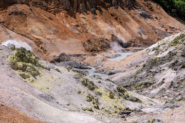 北海道登別市、噴気が少ない登別地獄谷【6月】