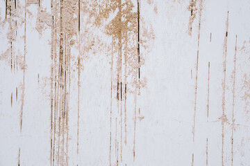 Obraz premium White wall with textured peeling paint and damaged surface with vertical streaks