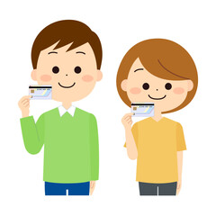 マイナンバーカードを手に持つ男性と女性