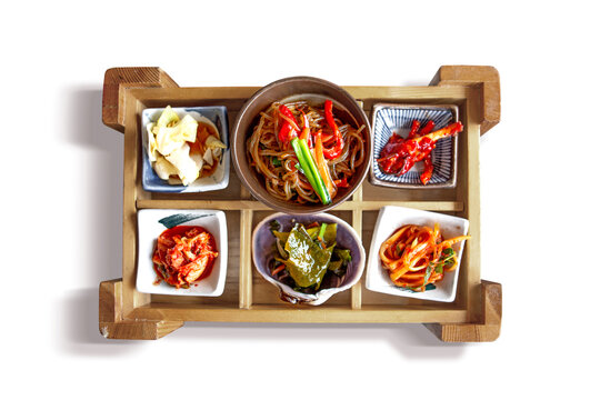 한국, 한국음식, 밑반찬, 반찬류, 잡채, 오징어 젖갈, 미역 초무침, 가정식, 백반