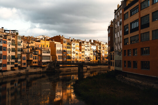 Goldene Stunde in Girona Flusslandschaft Farbenfrohe H&auml;user am Onyar