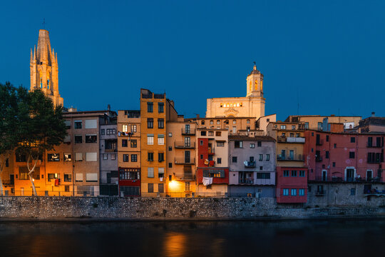 Malerische Ansicht der bunten H&auml;user von Girona entlang des Onyar Flusses bei Nacht