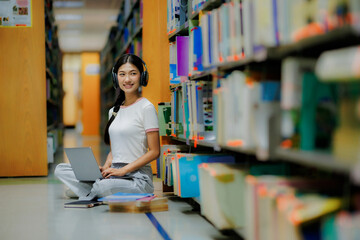 An Asian female student who loves learning spends her free time outside the classroom quietly researching and gaining knowledge alone in the library.