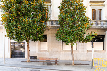 Naklejka premium Girona Stadtbild Grüne Bäume und historische Architektur