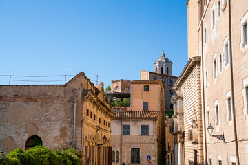 Historische Stadtansicht von Girona mit Kuppel und Altbauten