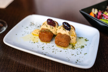 Knusprige Kroketten mit cremiger Sauce und Oliven Vorspeise