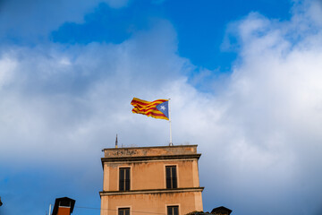 Katalanische Estelada Flagge weht über den Dächern von Girona