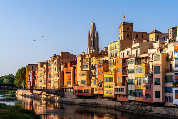Goldene Stunde in Girona Flusslandschaft Farbenfrohe Häuser am Onyar
